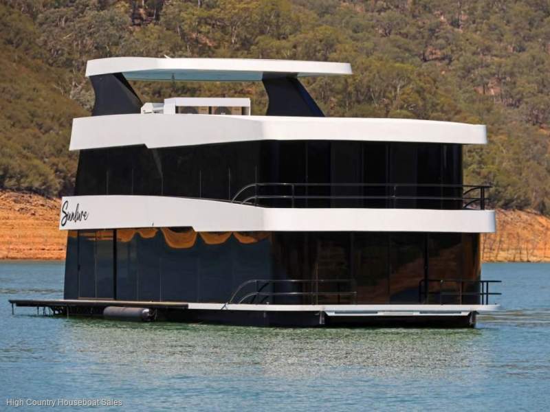 SUNLURE Houseboat Holiday Home on Lake Eildon
